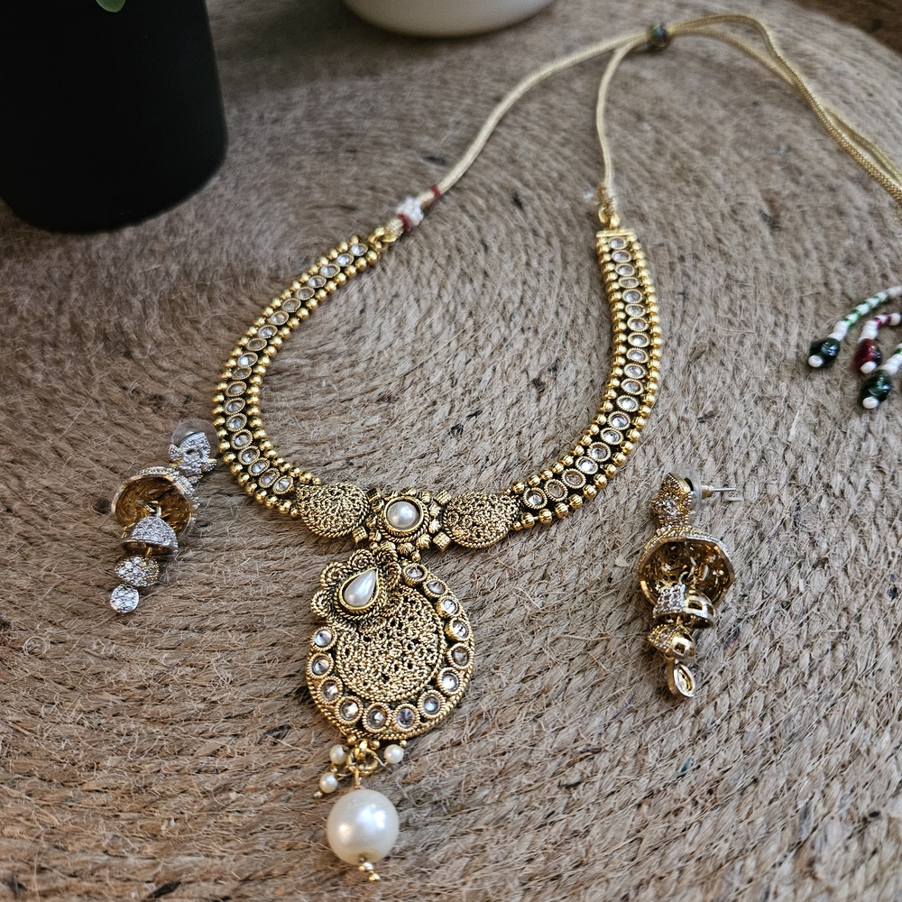 Elegant Gold and Pearl Necklace Set